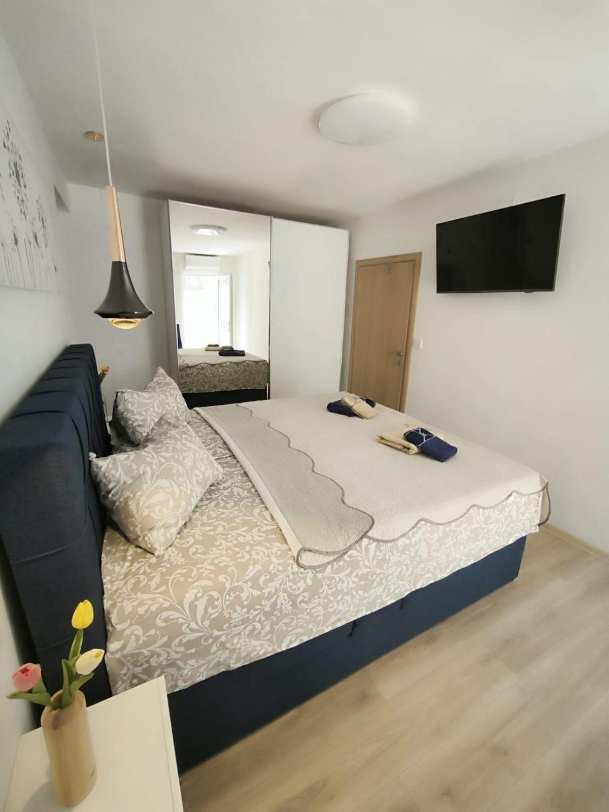 Apartment And Room Hudoletnjak Šilo Cameră foto